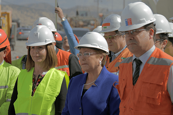 Presidenta Michelle Bachelet junto a la Gobernadora Provincial, Adela Bahamondes, y al ministro de Obras Públicas, Alberto Undurraga. FOTO: Chicureo Hoy
