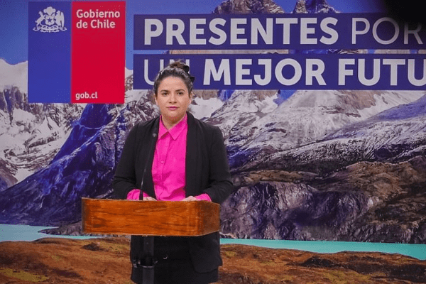 Ministra Orellana por Jordhy Thompson