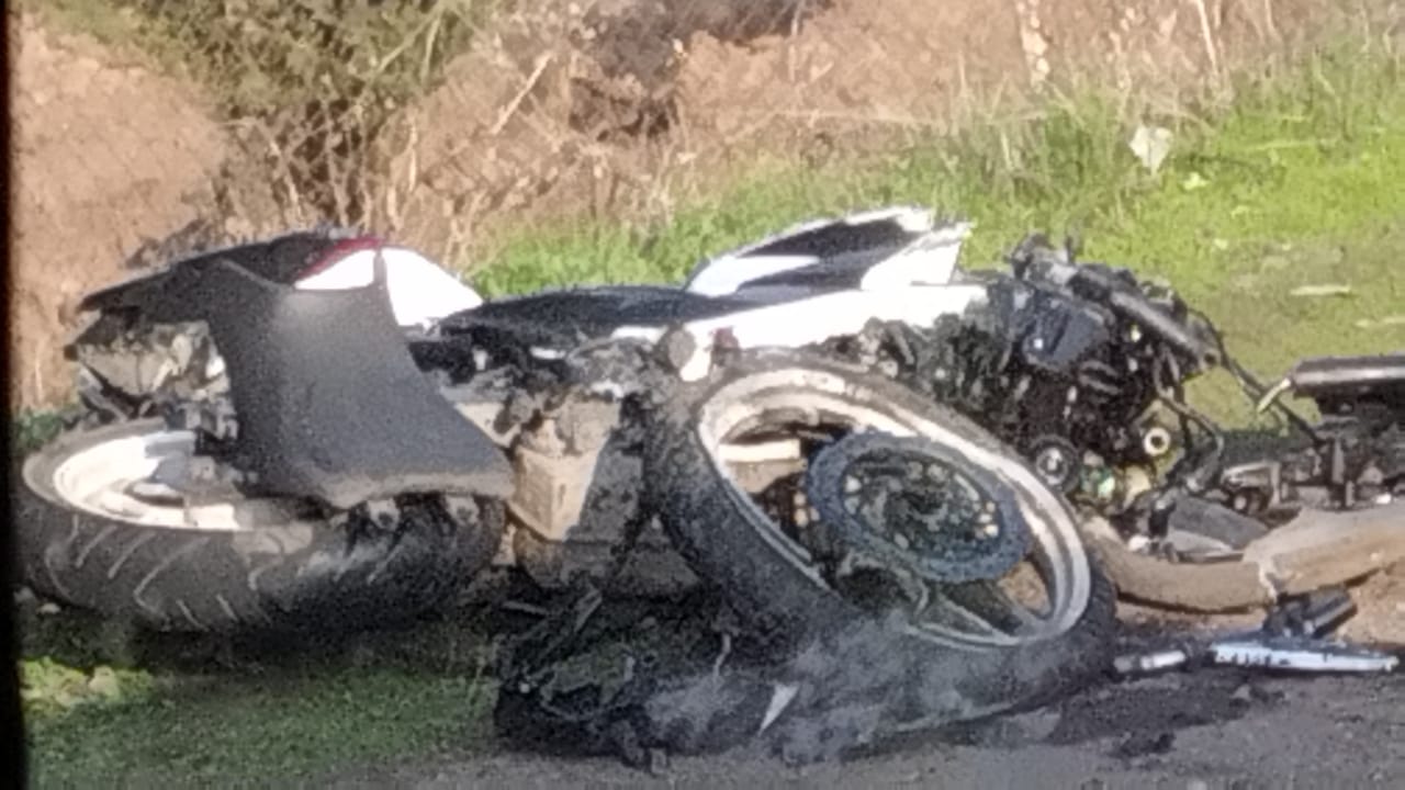 microbús y moto