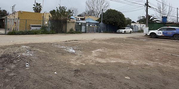 En el exterior hay palos y restos de vidrios de autos quebrados.