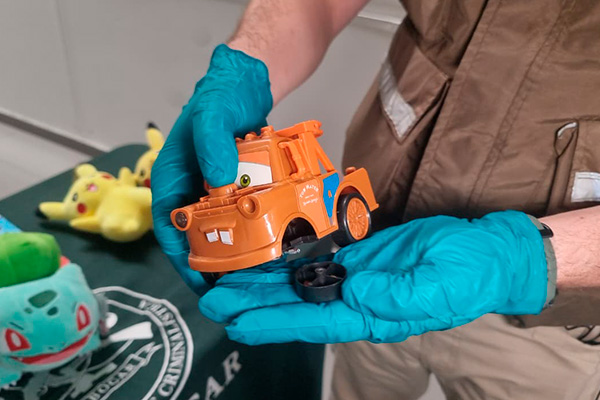 Carabineros alerta por peligrosos juguetes