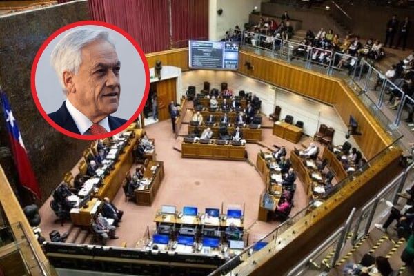 estatua de Sebastián Piñera en Plaza de la Constitución