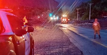 Alud de barro y piedras mantiene cortada