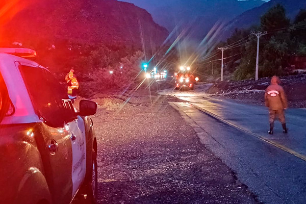 Alud de barro y piedras mantiene cortada