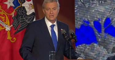 Kast arremete contra la oposición