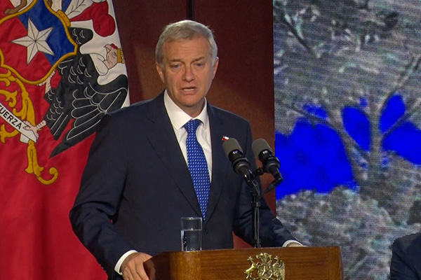 Kast arremete contra la oposición