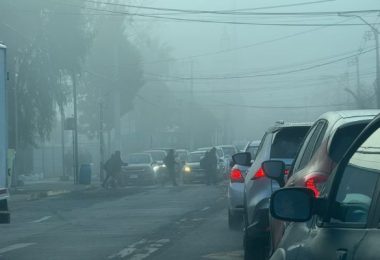 densa niebla en Colina
